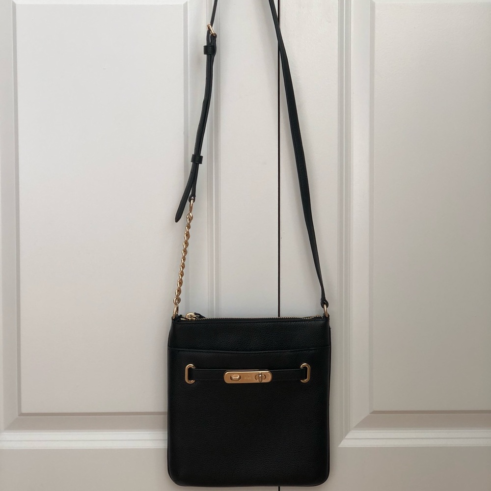EUC Coach thin crossbody bag w/ gold chain detail